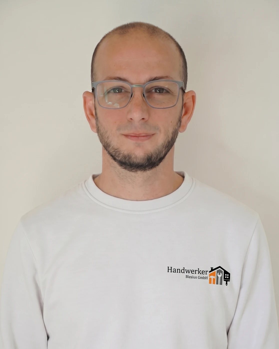 Marcel Blesius, Geschäftsführer der Handwerker Blesius GmbH, im weißen Pullover mit Firmenlogo