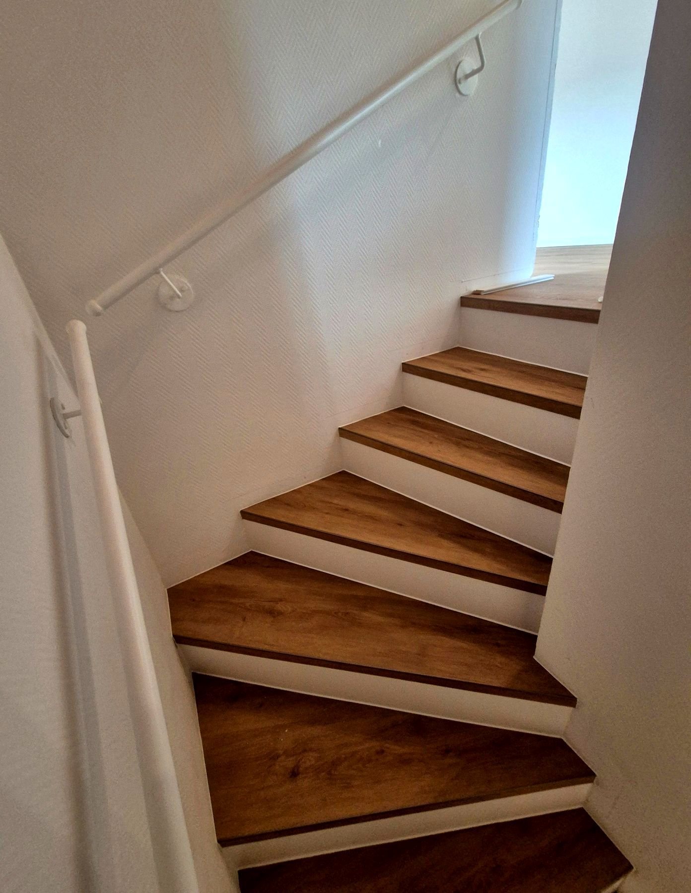Gewendelte Treppe mit Trittstufen aus Holz